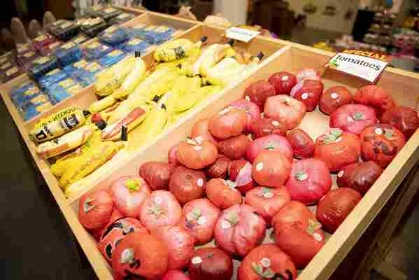 Everything at this NYC 'grocery store' is made from plastic bags