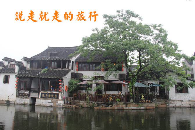 Walking in the rain in the ancient town of Jiangnan